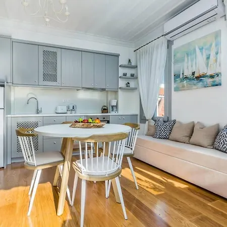 Myrtia House 펜션 *